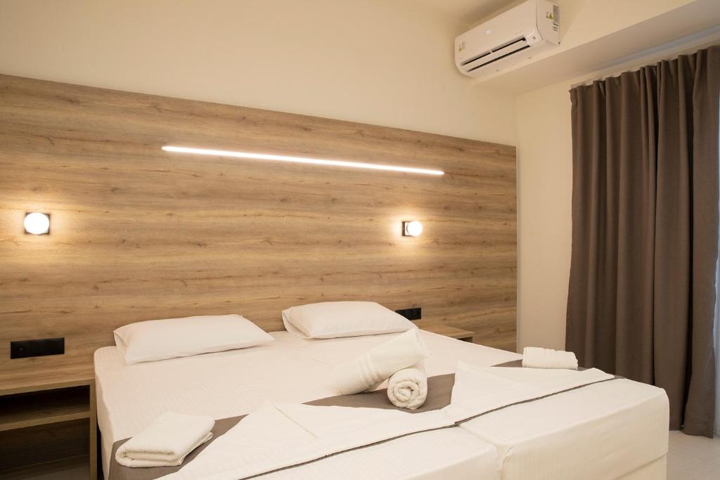Postel nebo postele na pokoji v ubytování Dafni Plus Hotel