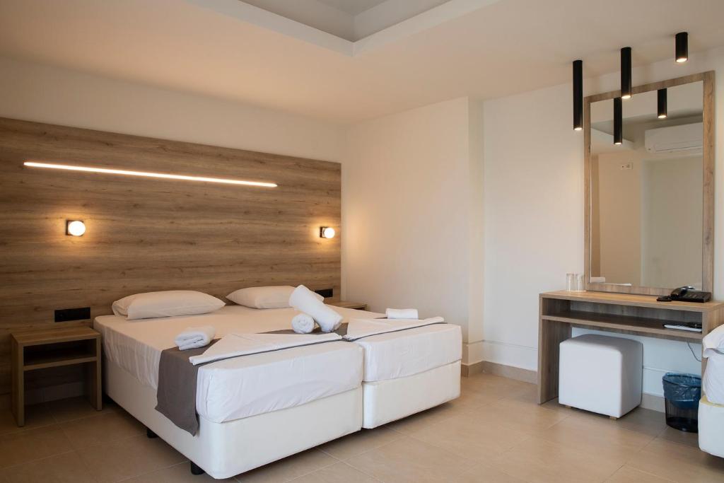 Postel nebo postele na pokoji v ubytování Dafni Plus Hotel