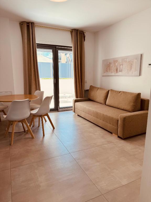 巴里Marisabella Suite 9的客厅配有沙发和桌椅