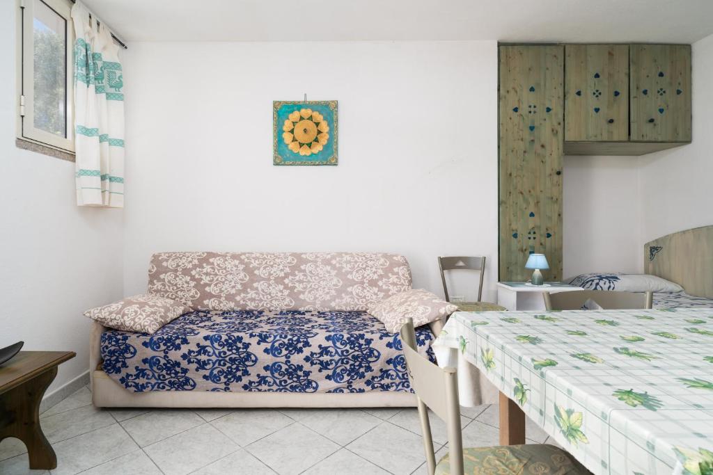 een slaapkamer met een bed en een tafel en een bed bij Monolocale San Giovanni Posada in San Giovanni