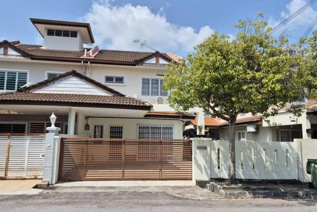 Το κτήριο όπου στεγάζεται  η παραθεριστική κατοικία