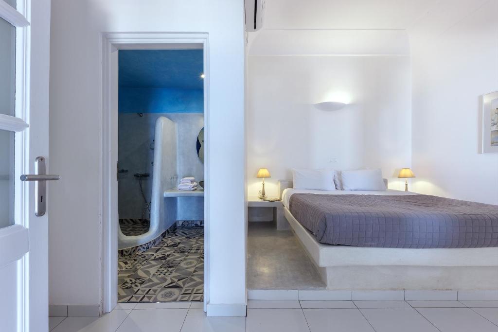 Postel nebo postele na pokoji v ubytování Zatrikion Santorini Villas