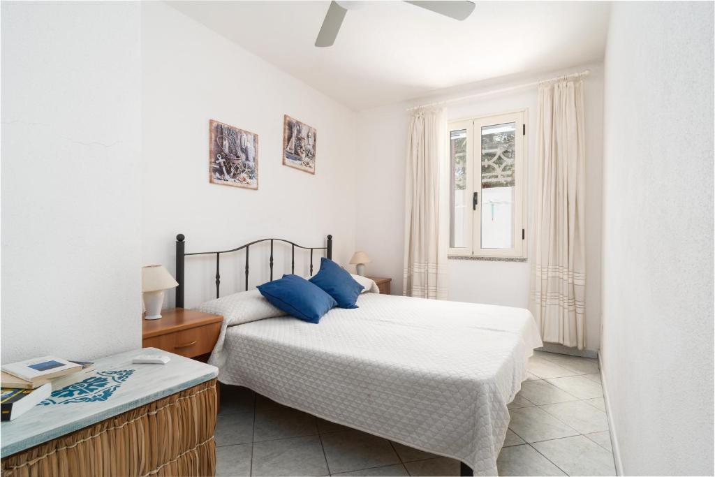 une chambre blanche avec un lit et une fenêtre dans l'établissement Casa Vacanza San Giovanni Posada, à San Giovanni