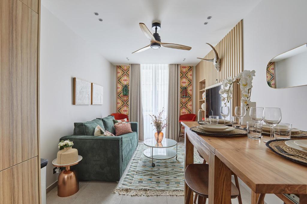 - un salon avec un canapé et une table à manger dans l'établissement Apartment center of Paris by Studioprestige, à Paris
