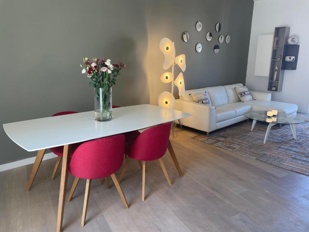 - un salon avec une table et des chaises roses dans l'établissement Magenta MaMa - Comfort & Charm in Nice Carré d'Or - Near beach, à Nice