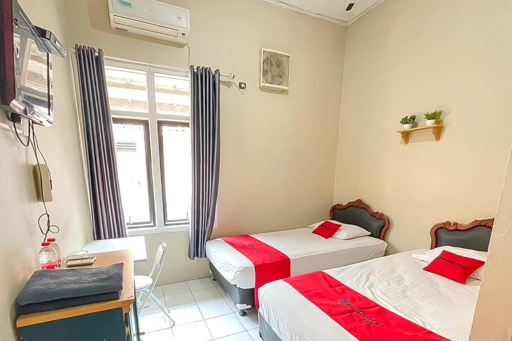 RedDoorz Plus at Hotel Putrajaya - Standard Twin Room