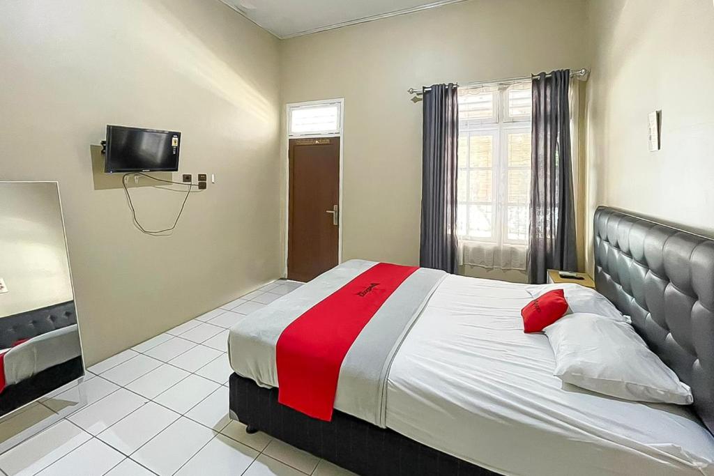 RedDoorz Plus at Hotel Putrajaya - Deluxe Double Room