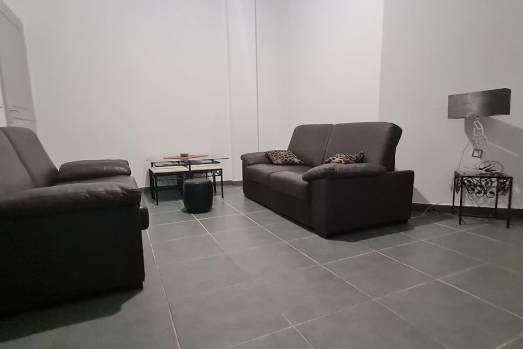 un salon avec deux chaises et un canapé dans l'établissement T3, 65 m2, La Seyne sur Mer,300m du port, Terrasse et petite cour, 2 chambres et salon, à La Seyne-sur-Mer