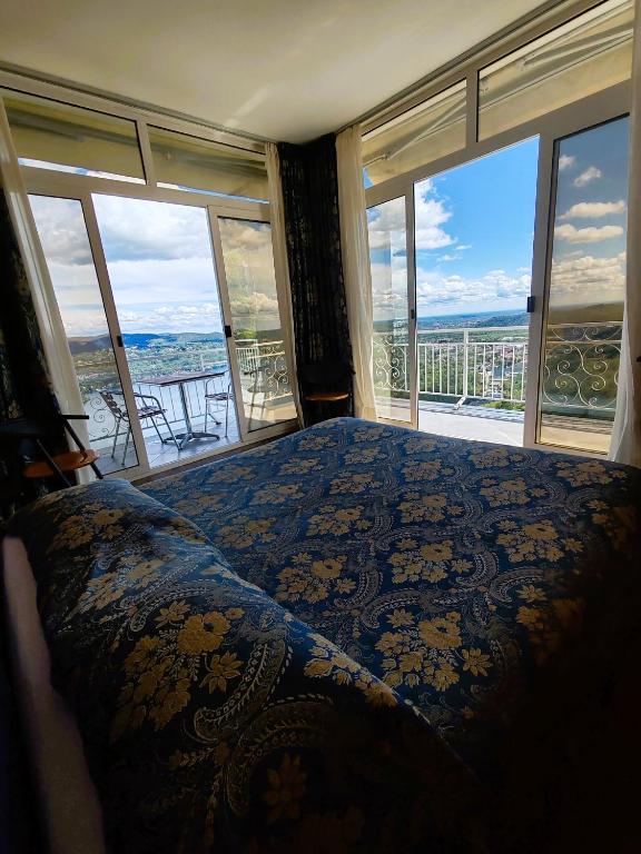 Postel nebo postele na pokoji v ubytování Hotel Panoramico SPA lago d'Orta
