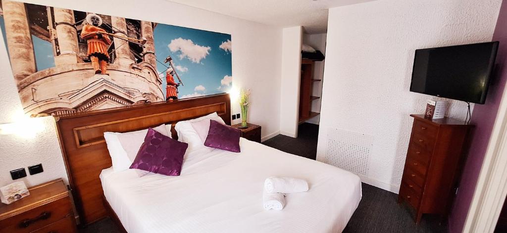 Postel nebo postele na pokoji v ubytování BRIT HOTEL Confort CAMBRAI