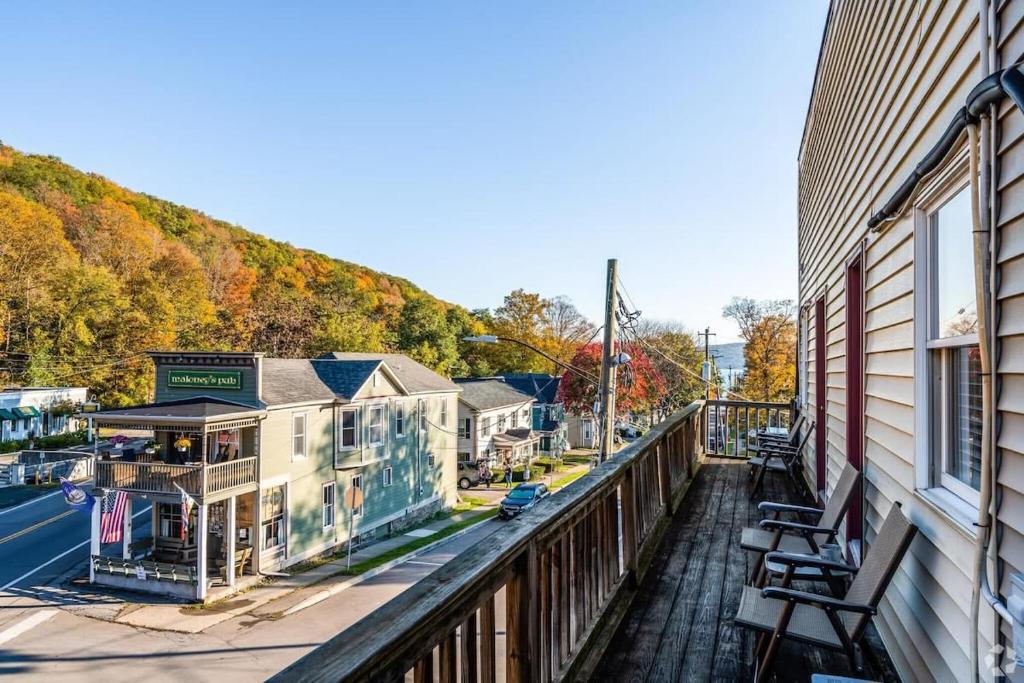 un balcone di un appartamento con vista sulla città di The Champagne Suite 2 a Hammondsport