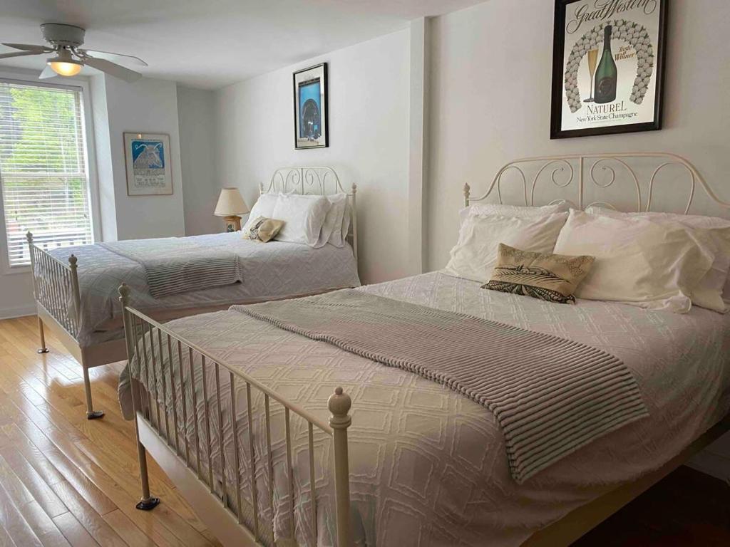 una camera da letto con due letti e un ventilatore a soffitto di The Champagne Suite 2 a Hammondsport
