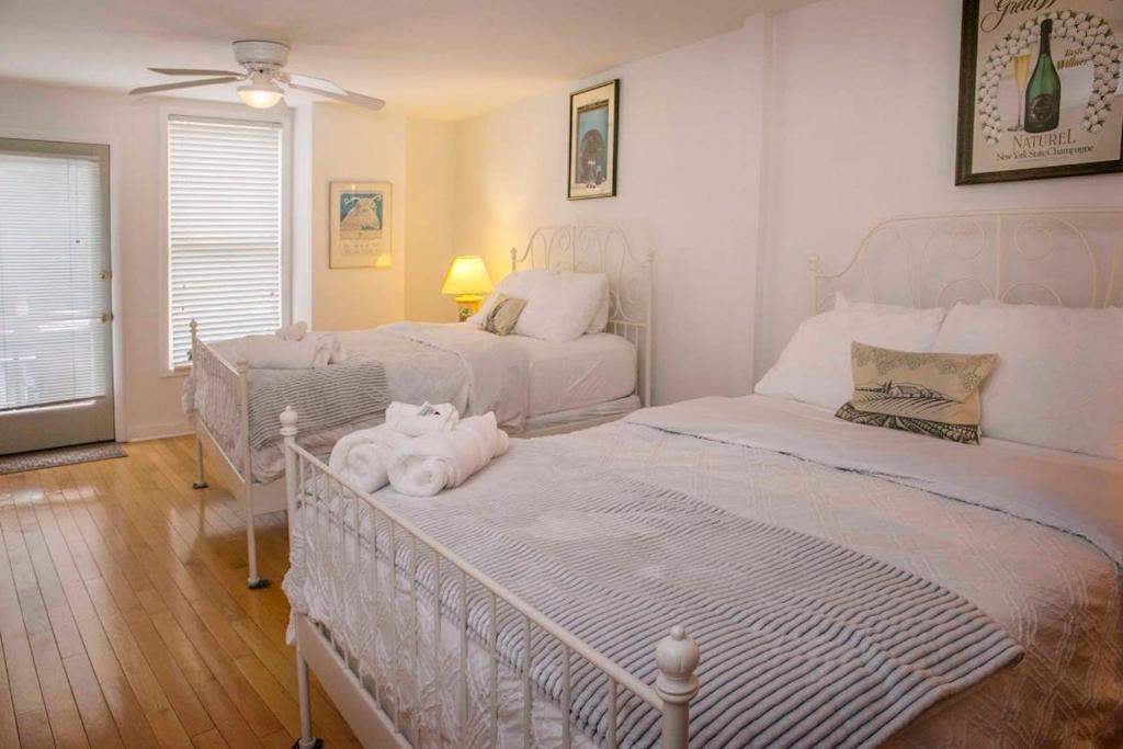 una camera da letto con due letti con asciugamani sopra di The Champagne Suite 2 a Hammondsport
