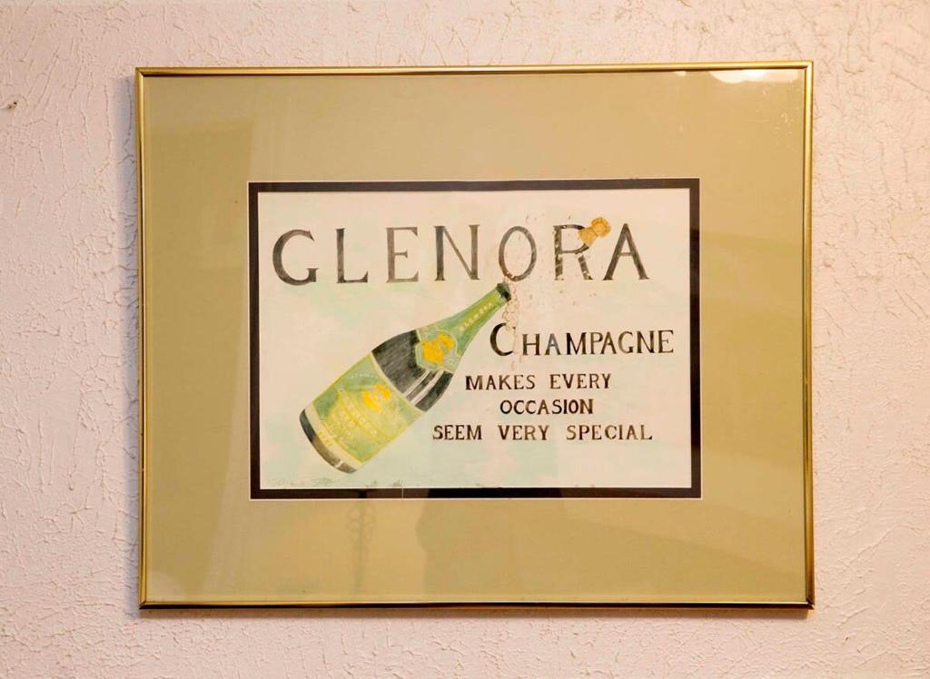 Certificato, attestato, insegna o altro documento esposto da The Champagne Suite 2