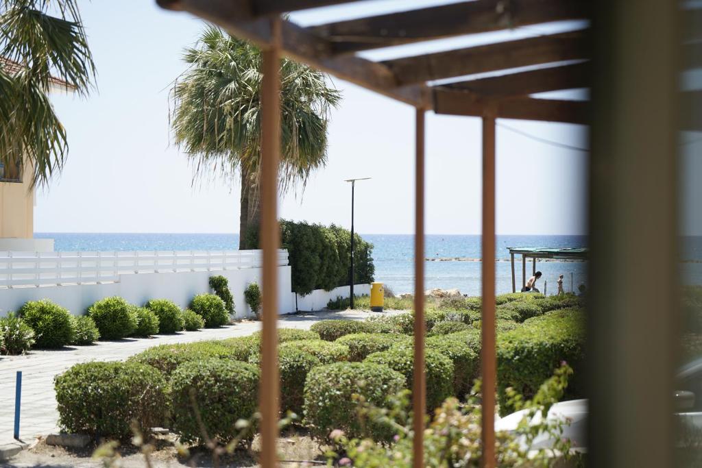una casa con vistas a la playa en Searenity Seafront house - 50m from the beach, en Lárnaca