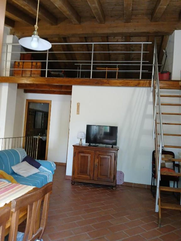 Televízia a/alebo spoločenská miestnosť v ubytovaní PALLADIO appartamento turistico
