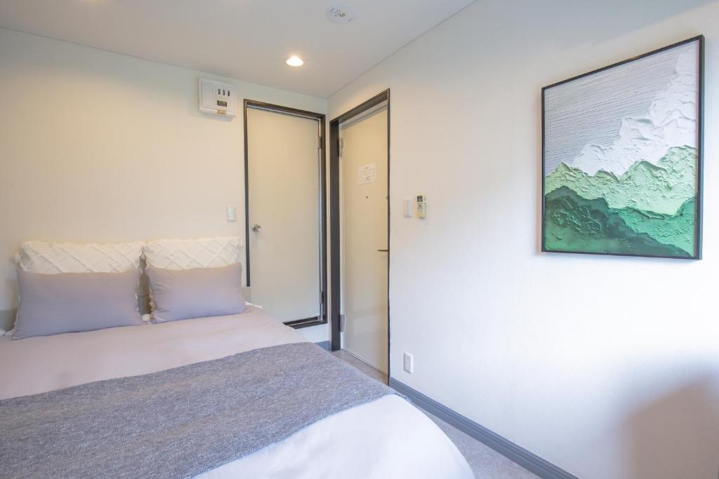 Postel nebo postele na pokoji v ubytování HOTEL TOKYO JOURNEY PORTAL KINSHICHO I Self Check-in Check-out Minutes from Sumiyoshi Station & Iconic Attractions & Sky Tree