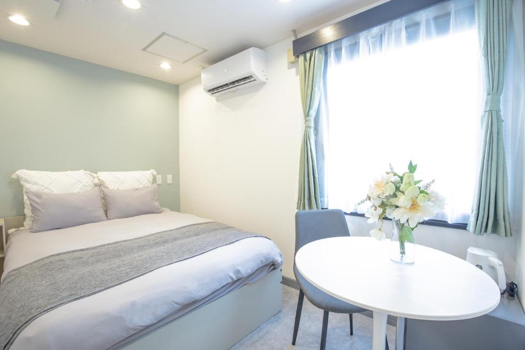 Postel nebo postele na pokoji v ubytování HOTEL TOKYO JOURNEY PORTAL KINSHICHO I Self Check-in Check-out Minutes from Sumiyoshi Station & Iconic Attractions & Sky Tree