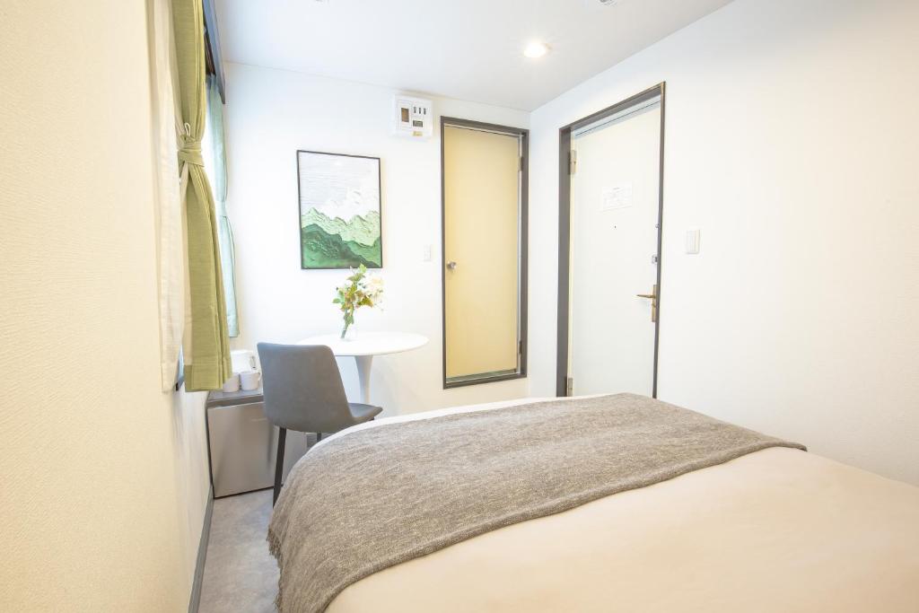 Postel nebo postele na pokoji v ubytování HOTEL TOKYO JOURNEY PORTAL KINSHICHO I Self Check-in Check-out Minutes from Sumiyoshi Station & Iconic Attractions & Sky Tree