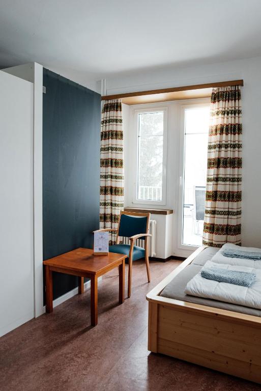 Postel nebo postele na pokoji v ubytování Gruppenhaus Lindenhof Churwalden