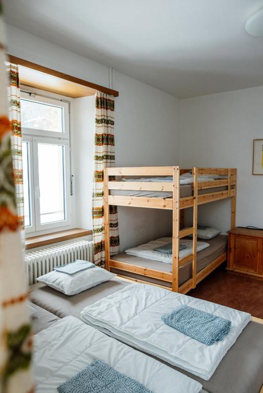 Postel nebo postele na pokoji v ubytování Gruppenhaus Lindenhof Churwalden