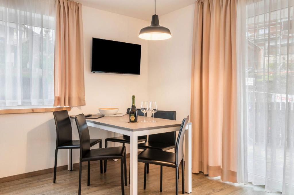 Telewizja i/lub zestaw kina domowego w obiekcie Apartment Cater Residence Bun Ste