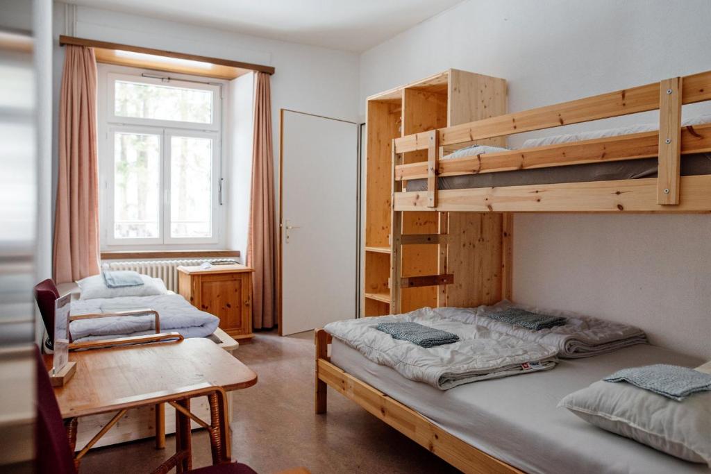 Postel nebo postele na pokoji v ubytování Gruppenhaus Lindenhof Churwalden
