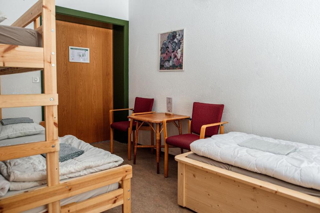 Postel nebo postele na pokoji v ubytování Gruppenhaus Lindenhof Churwalden