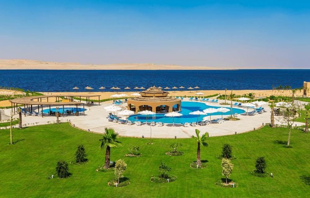 Bazén v ubytování Byoum Lake Side Hotel Room, Tunis Village, Fayoum nebo v jeho okolí