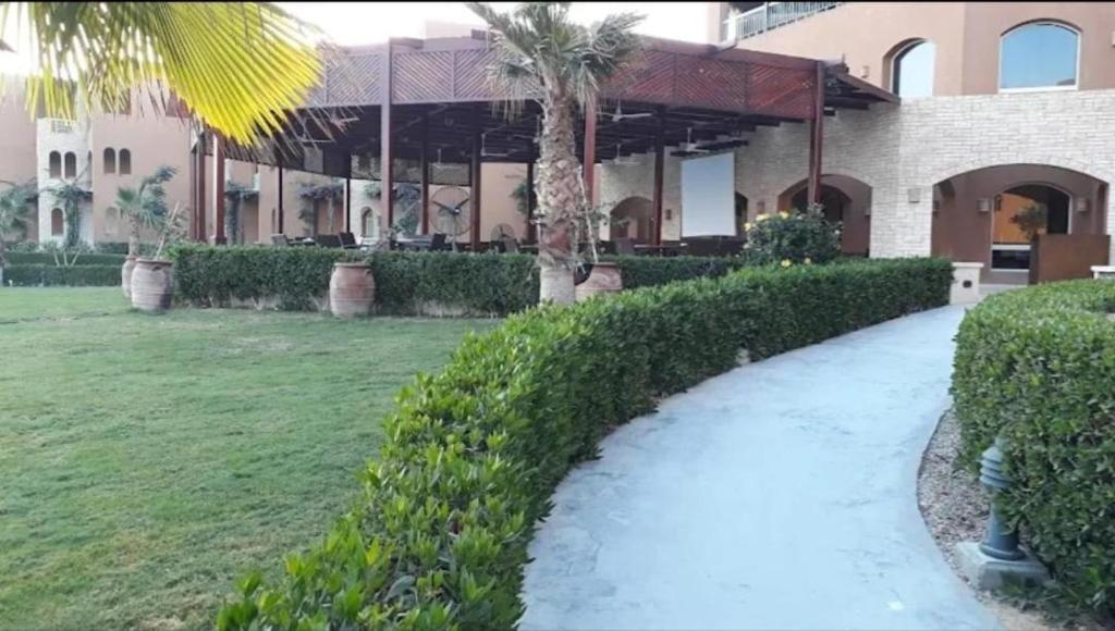 Zahrada ubytování Byoum Lake Side Hotel Room, Tunis Village, Fayoum