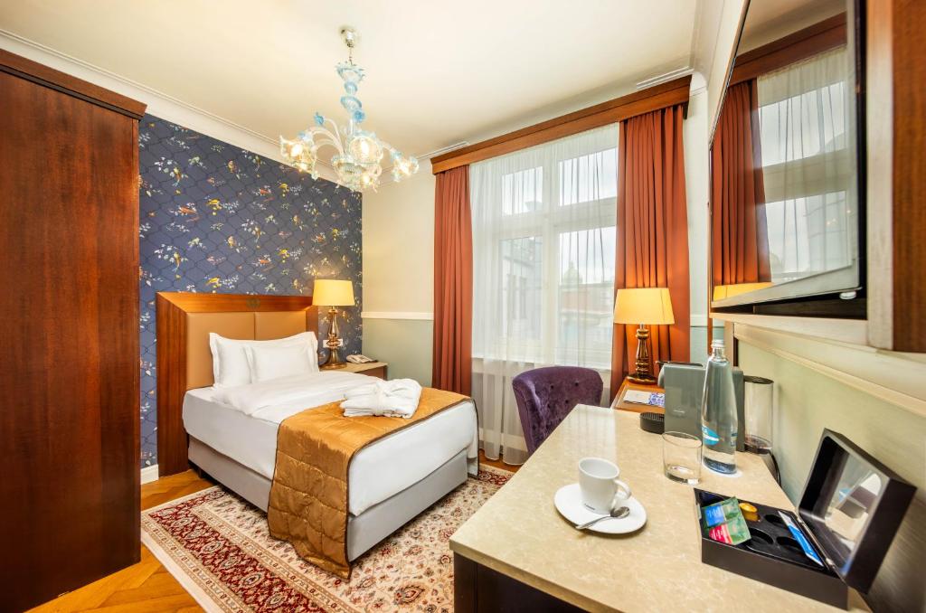 Postel nebo postele na pokoji v ubytování Esplanade Hotel Prague