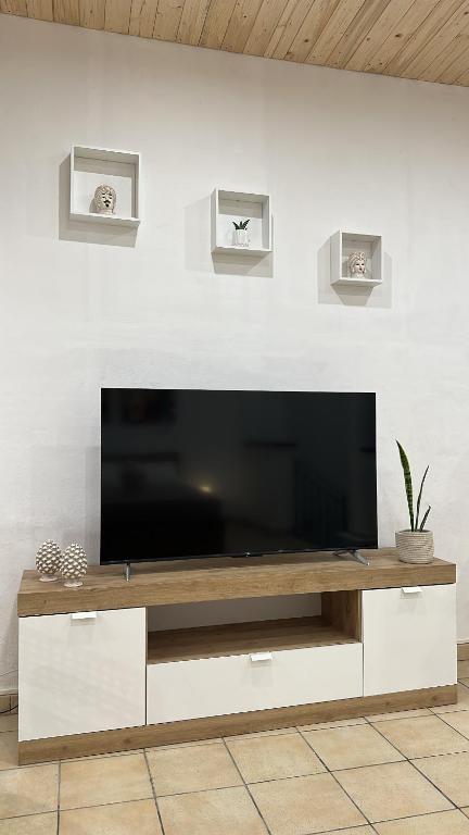 TV a/nebo společenská místnost v ubytování Il Moro