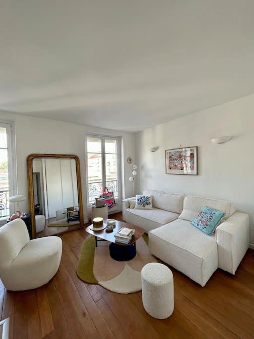 un salon avec un canapé blanc et une table dans l'établissement Maison Moufetard, à Paris