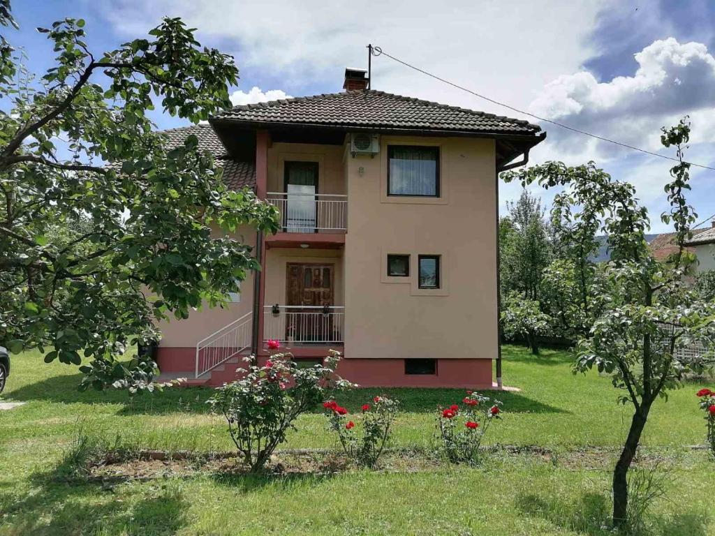 ein Haus mit einem Garten mit Blumen davor in der Unterkunft Villa Nora Garden in Sarajevo