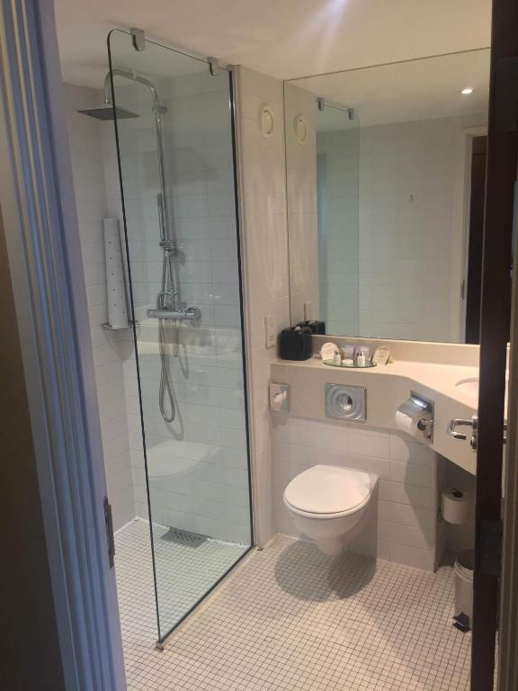 Koupelna v ubytování Alona Hotel