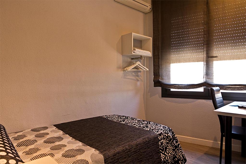 Hostal Plaza - Single Room With Private Bathroom