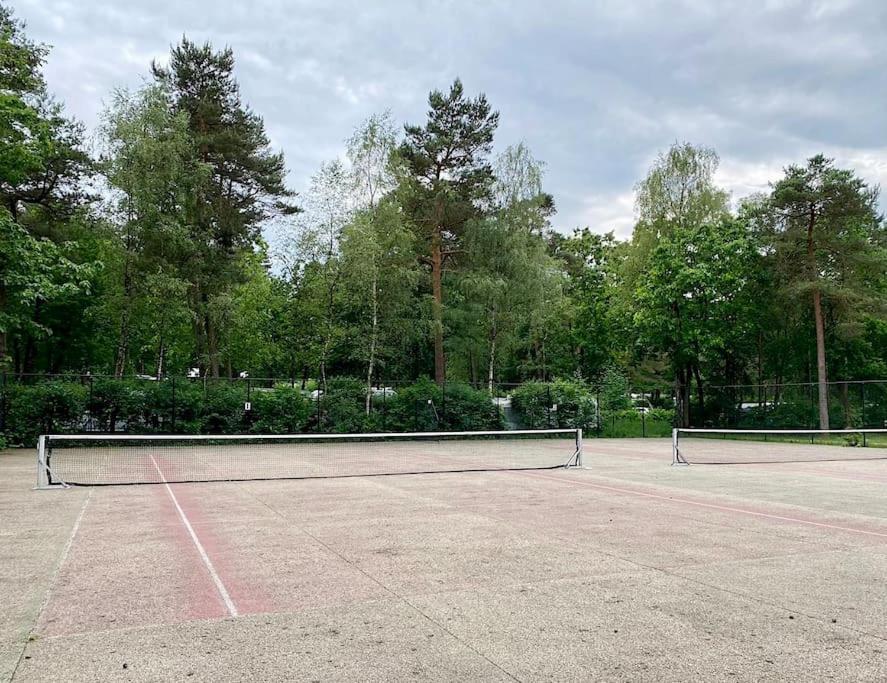 Tenis a/nebo squash v ubytování Noya Tinyhouse Veluwe Hoenderloo nebo okolí