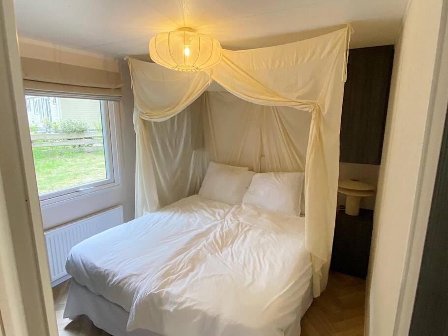 Postel nebo postele na pokoji v ubytování Noya Tinyhouse Veluwe Hoenderloo
