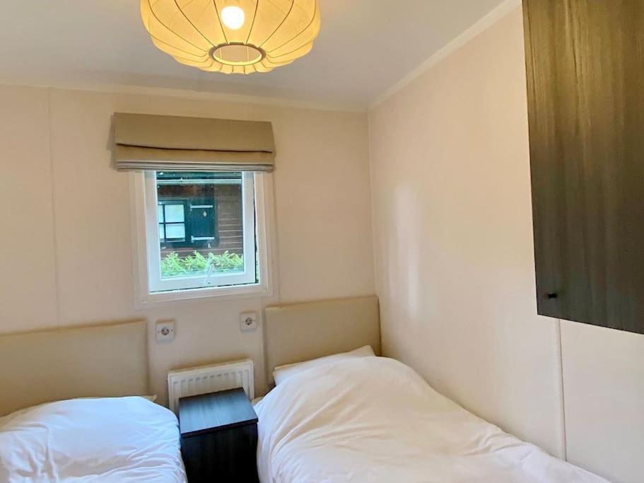 Postel nebo postele na pokoji v ubytování Noya Tinyhouse Veluwe Hoenderloo