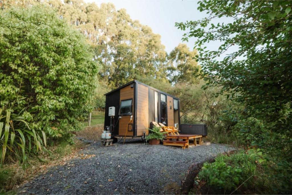 einem Wohnwagen, der mitten im Wald sitzt in der Unterkunft Tranquility in Owaka