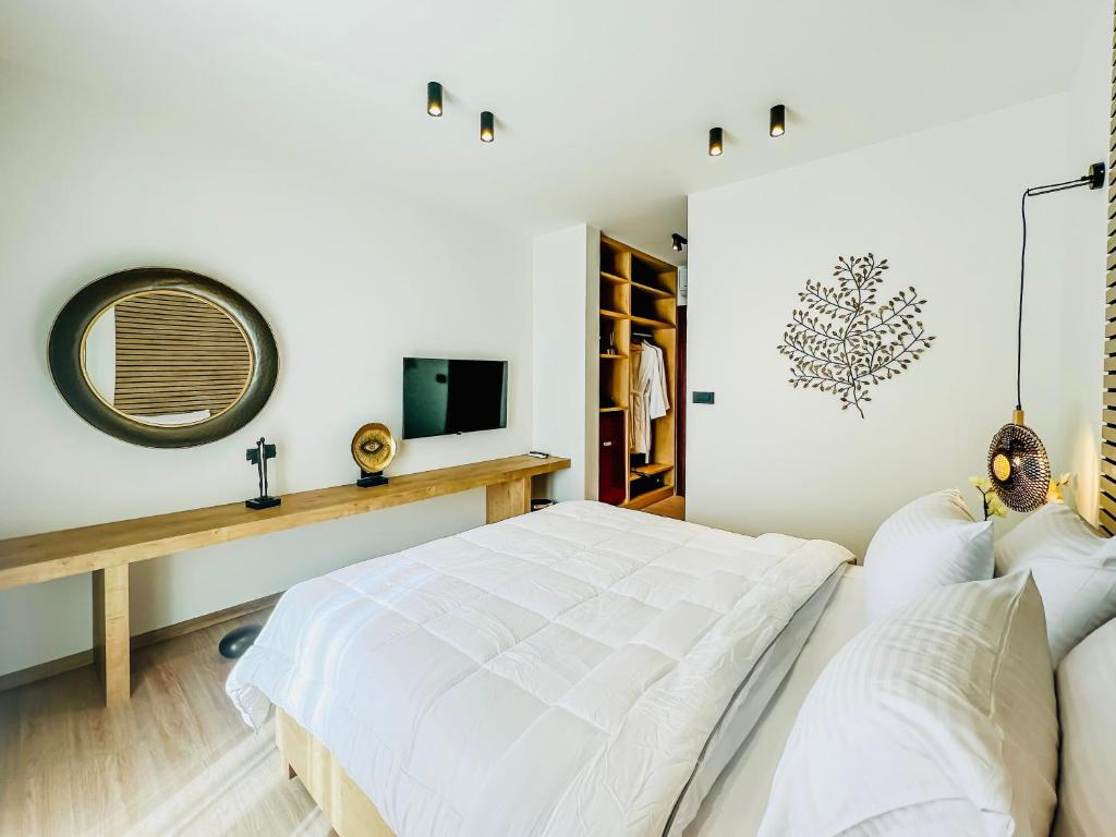 TV a/nebo společenská místnost v ubytování PARGA SUITES