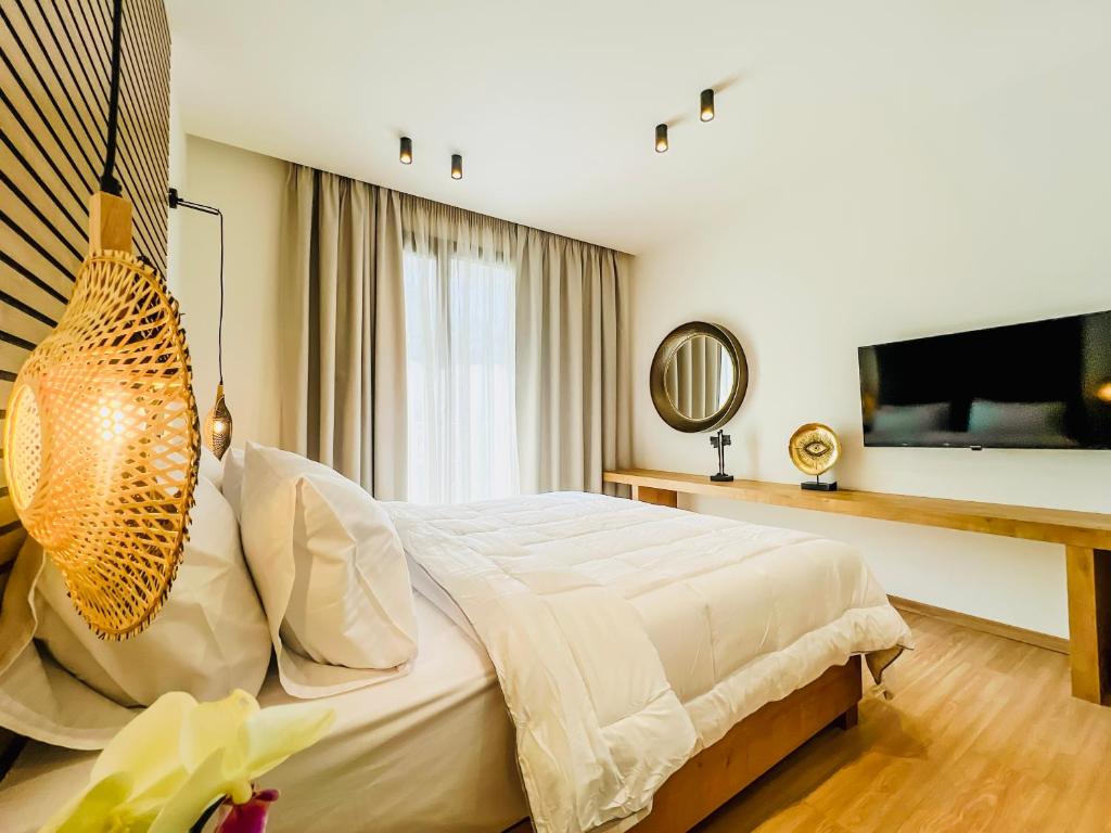 TV a/nebo společenská místnost v ubytování PARGA SUITES