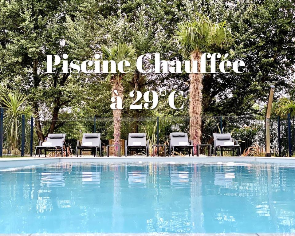 un cartello con sedie e una piscina di Hotel Restaurant Du Parc Saumur Logis Elégance a Saumur