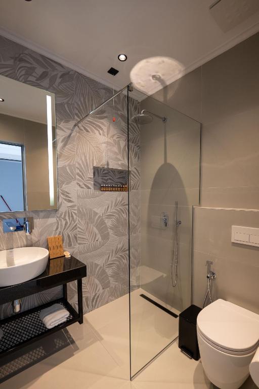 Koupelna v ubytování Litan Hotel