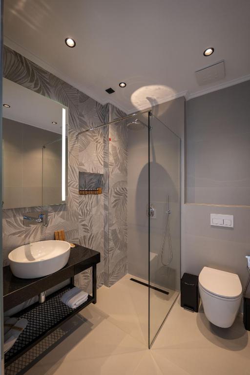 Koupelna v ubytování Litan Hotel