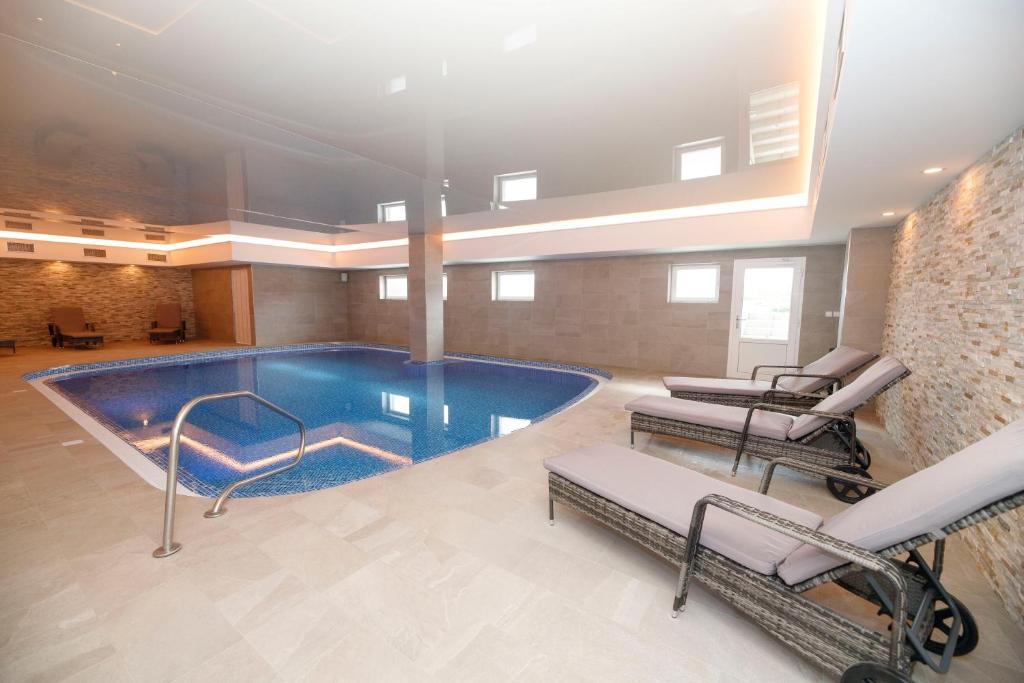 Bazén v ubytování Lázeňský hotel Pyramida nebo v jeho okolí