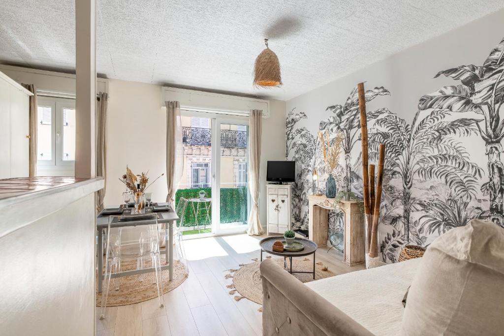 un salon orné d'une grande fresque murale. dans l'établissement Magnifique studio centre Cannes Vieux port-Croisette-Plages, à Cannes