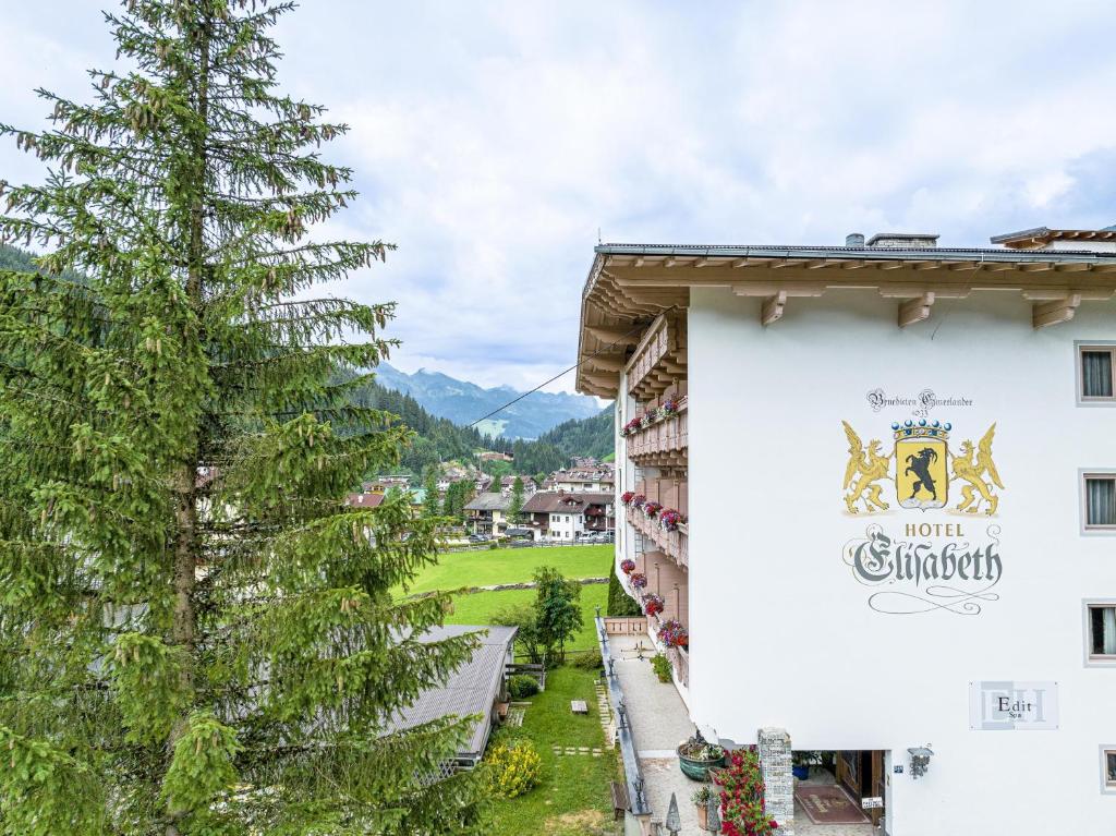 Nespecifikovaný výhled na hory nebo výhled na hory při pohledu z hotelu