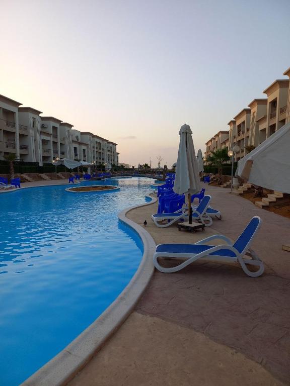 شاليهات لاسيرينا ثلاث غرف ارضي بحديقة