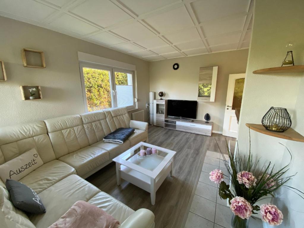 Posezení v ubytování Schickes Ferienhaus, freistehend, direkte Waldlage, Terrasse, Garten, WLAN